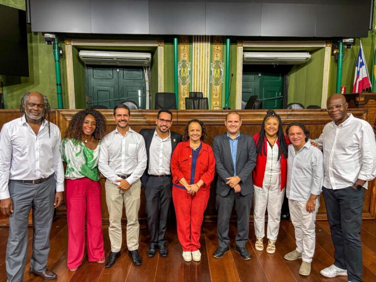 Oposição da Câmara de Salvador vota contra título a Flávio Bolsonaro