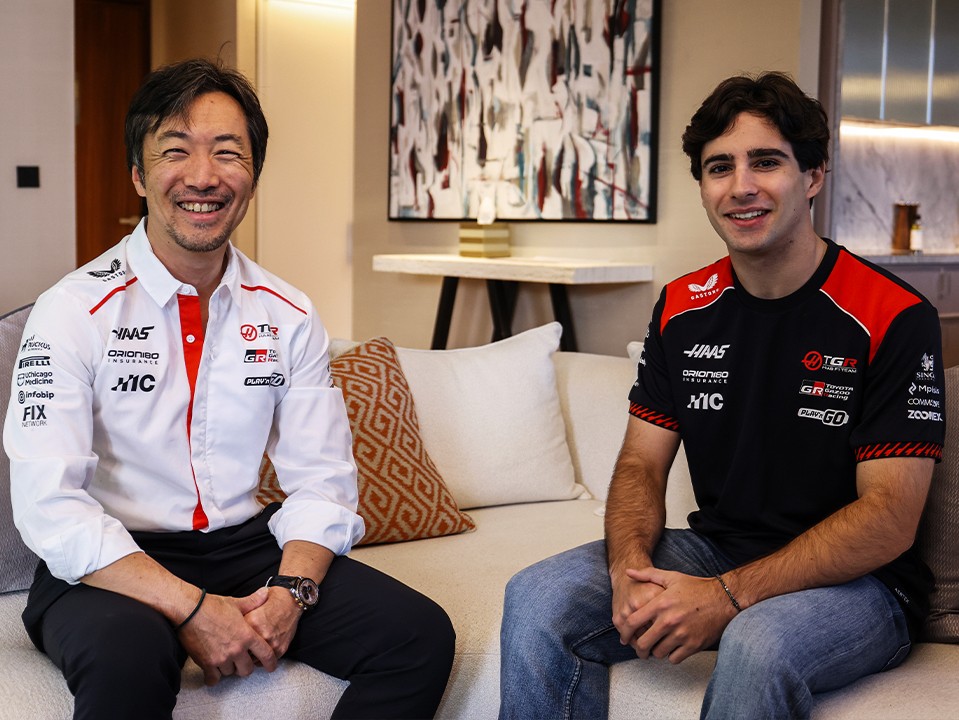 Rafa Câmara (à dir.) ao lado de Ayao Komatsu, chefe de equipe da Haas