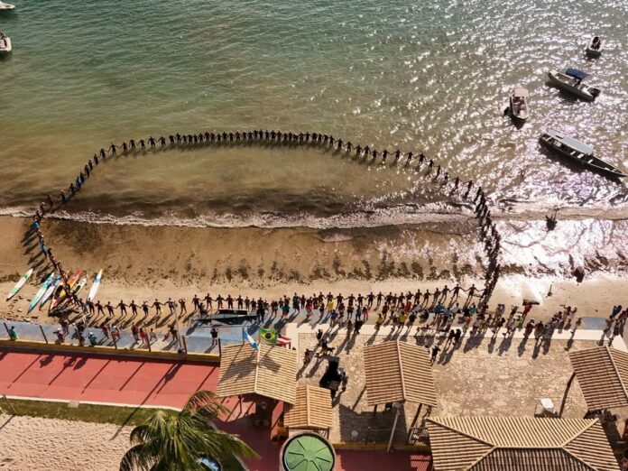 Atletas reunidos antes da Travessia Itaparica-Salvador