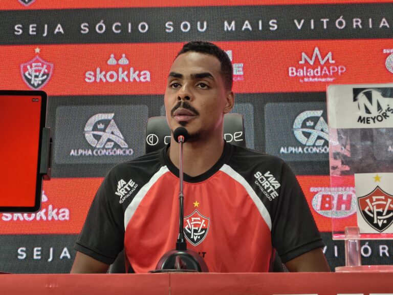 Volante Caíque, do Vitória, durante entrevista coletiva