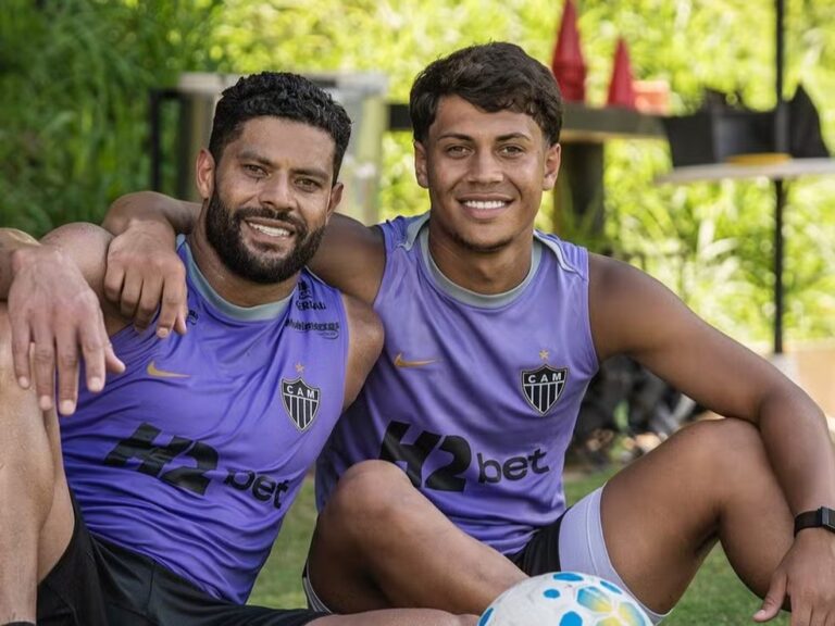 Hulk ao lado do filho Ian Ângelo, após treino do Atlético-MG