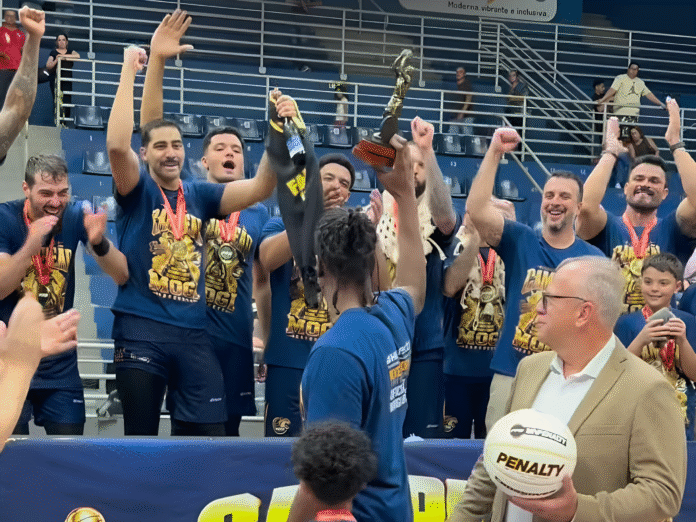 Georginho recebe troféu após final do Campeonato Paulista de basquete