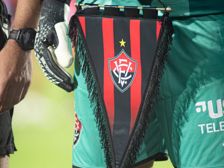 Flâmula do Vitória nas mão do goleiro Lucas Arcanjo