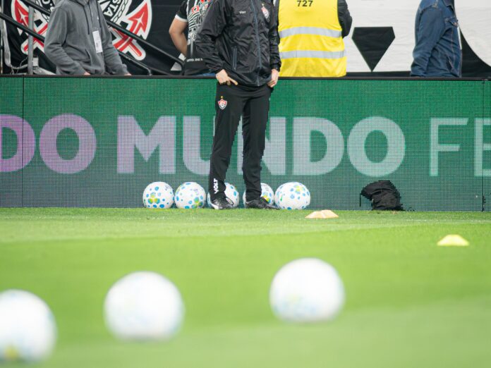 Bolas no gramado da Neo Química Arena durante aquecimento do Vitória