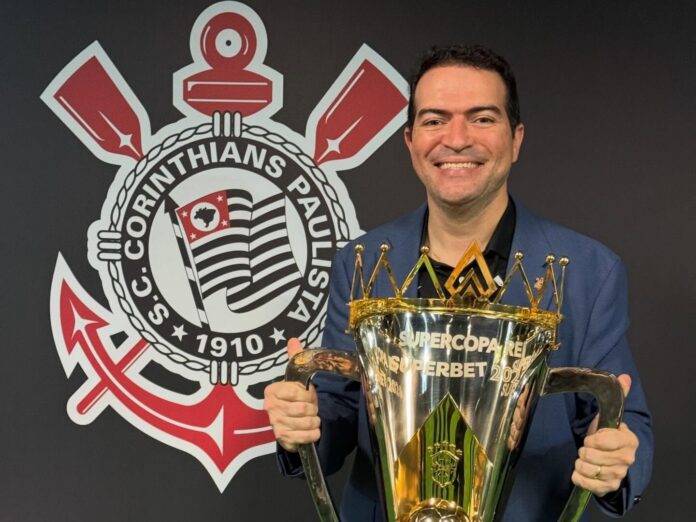 Marcelo Paz posa com taça da Supercopa do Brasil.