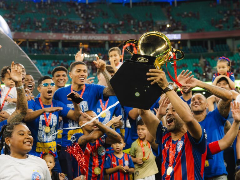 Jogadores do Bahia levantam taça do Campeonato Baiano 2026