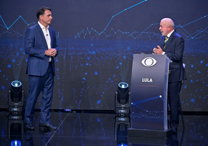 Flávio Bolsonaro e Lula Flávio Bolsonaro e Lula em debate na Band antes do segundo turno