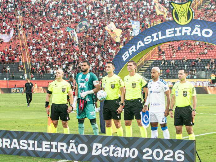 Capitães de Vitória e Cruzeiro ao lado da equipe de arbitragem antes de jogo no Barradão