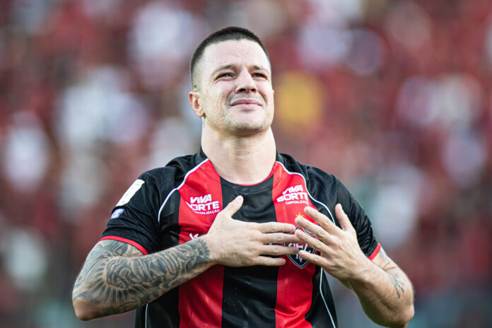 Renato Kayzer comemora gol do Vitória contra o Athletico-PR
