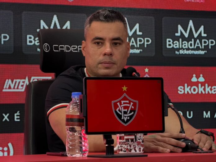 Jair Ventura, técnico do Vitória, durante entrevista coletiva