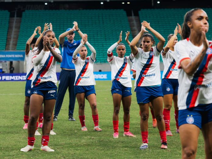 Jogadoras do Bahia saúdam torcida na Arena Fonte Nova