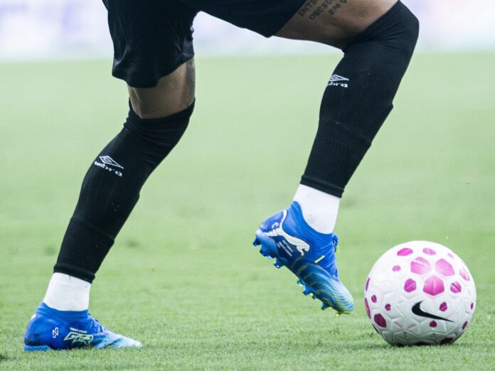 Neymar, do Santos, conduz bola oficial do Campeonato Brasileiro