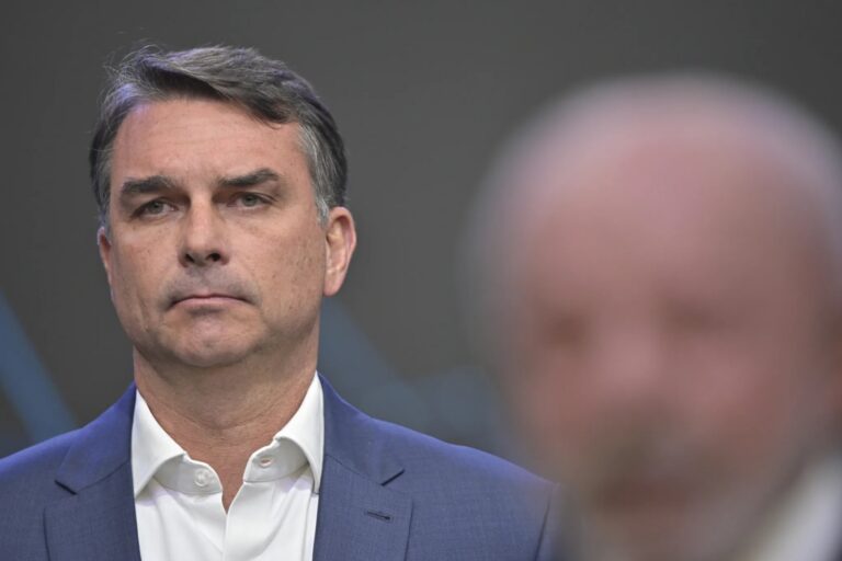 Flávio Bolsonaro se declara presidente eleito e acusa STF