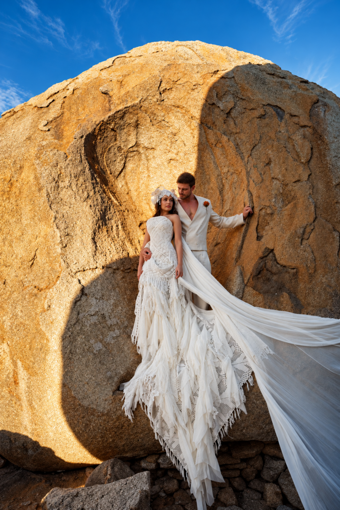 Juliette posa com vestido de noiva artesanal, com franjas e crochê, durante casamento no Lajedo de Pai Mateus, na Paraíba.
