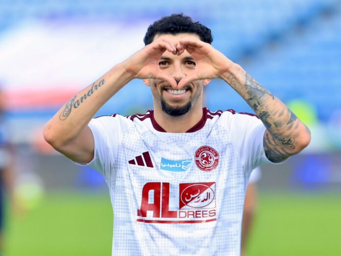Flávio comemora primeiro gol pelo Al Faisaly
