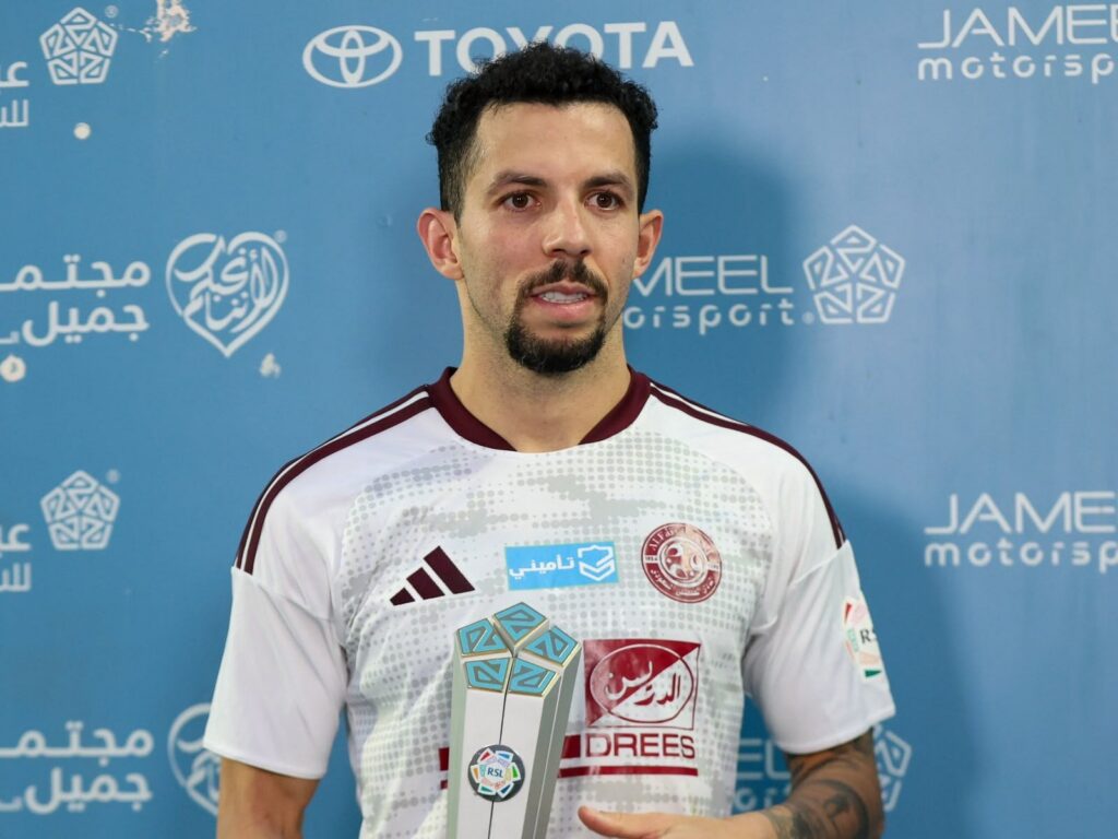 Flávio com troféu de melhor em campo