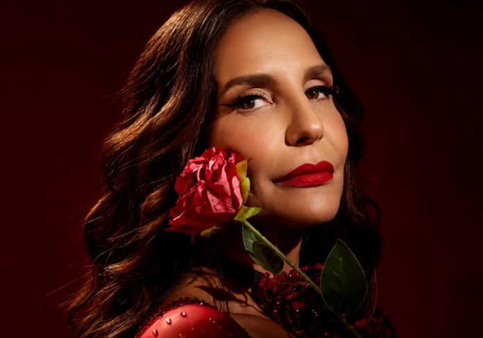Ivete Sangalo posa com uma rosa vermelha junto ao rosto em ensaio fotográfico.