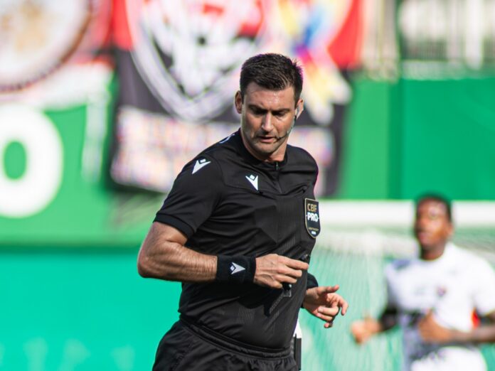 Árbitro Jonathan Benkenstein Pinheiro durante jogo entre Chapecoense e Vitória