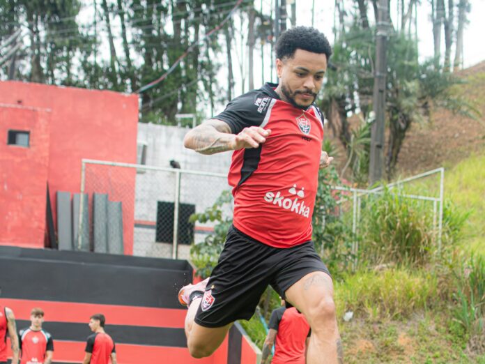 Matheuzinho durante treino do Vitória