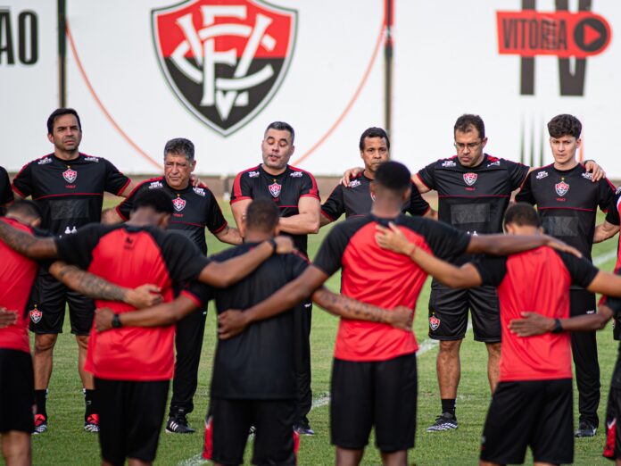 Jogadores do Vitória reunidos antes de treino